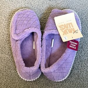 Muk Luks Fuzzy Slippers! Lavender/Purple. Non-Slip Rubber Sole. Size S (5/6)